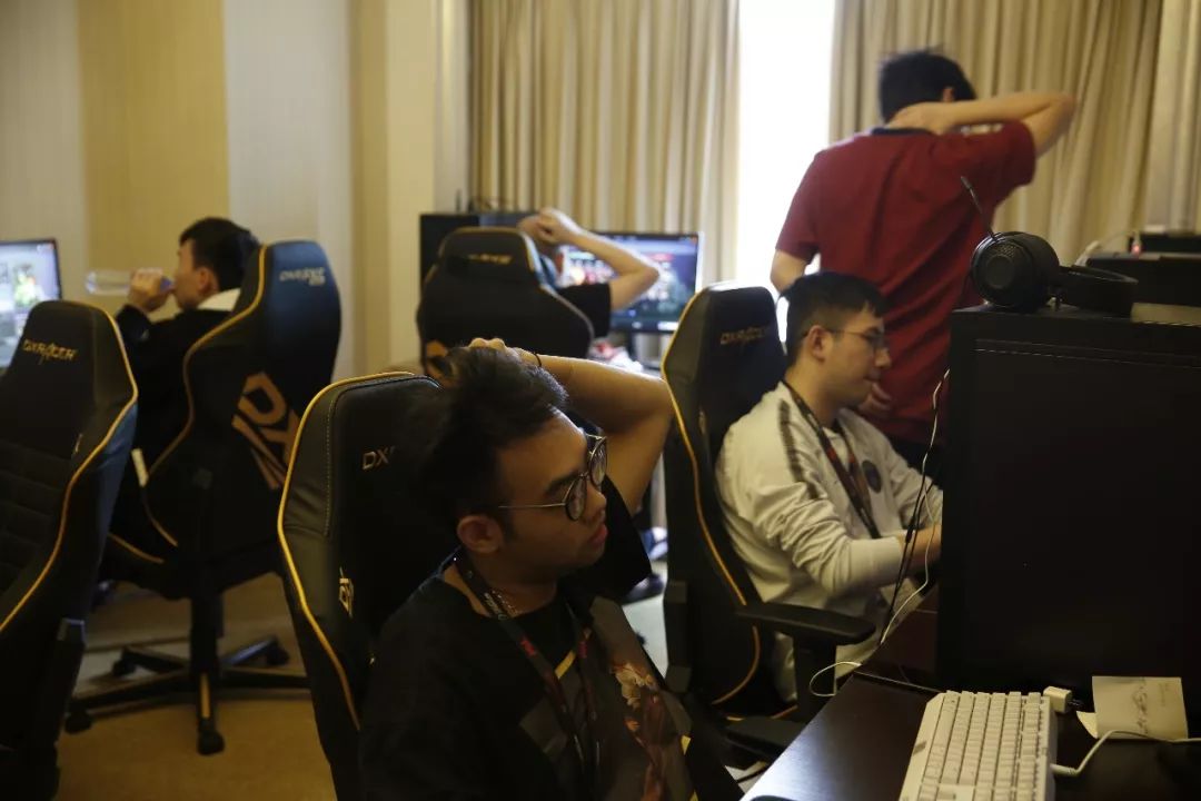 这支阵容是怎么变成这样的？ EDward Gaming 的阵容在纸面上看起来很普通，但在实际比赛中却崩溃了。