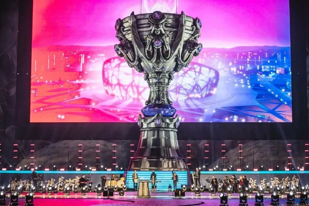 目前LCK联赛前三名的队伍是：DK、BRO、T1 Deft选手、Canyon选手、Zeka选手、Clozer选手