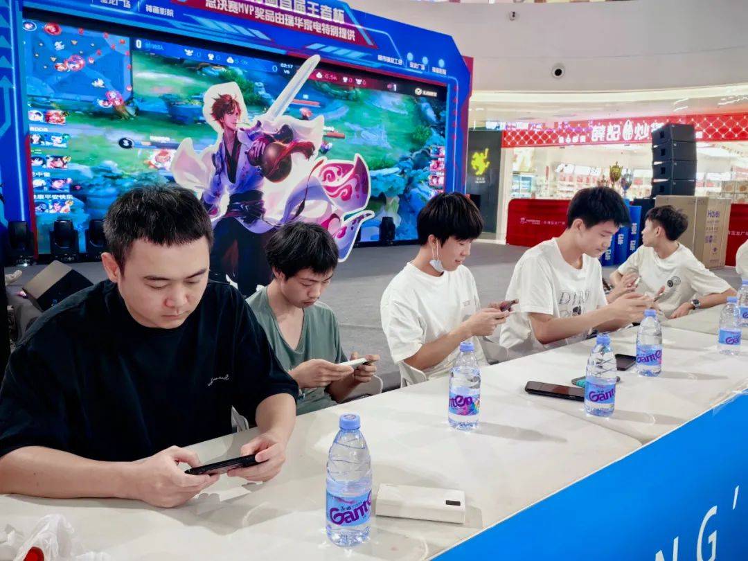 banye 的肥凯莎被抓到一波，输掉了一场好局。 climber 的双夹子爆发， Oh My God ， LGD Gaming 赢得了第一局