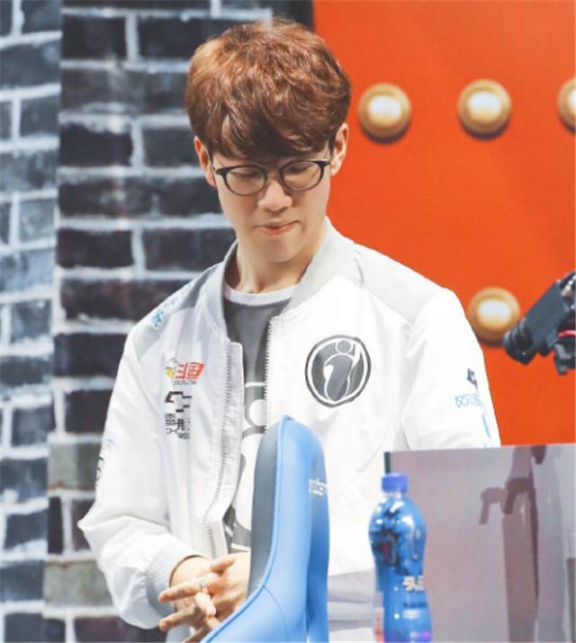 奖牌收割者 s1mple荣膺BLAST秋决MVP奖牌